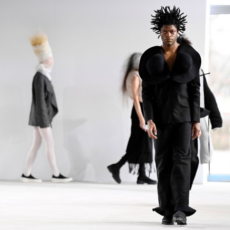 Models laufen bei einer Fashion Show auf der Berlin Fashion Week über den Laufsteg (Bild: picture alliance/Geisler-Fotopress/Frederic Kern)