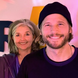 Sebastian Ströbel und Heike Knispel vor dem WDR 4-Logo