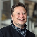 Elon Musk, Tesla-Chef, steht bei einem Pressetermin in der Tesla Gigafactory.