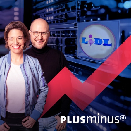 Ein Schild mit der Aufschrift Lidl ist vor Kabeln und einem Computer zu sehen. In dieser Folge des Plusminus Podcasts geht es um digitale Entwicklungen bei Handelskonzernen wie Lidl: Lidl und seine Mutter Schwarz stehen nicht mehr nur für Joghurt &amp; Co, sondern auch für IT-Sicherheit &amp; Cloud-Service. Dabei gibt es viele Parallelen zur Amazon-Firmengeschichte. Wächst da ein neuer Weltkonzern und wird Neckarsulm zum Silicon Valley?