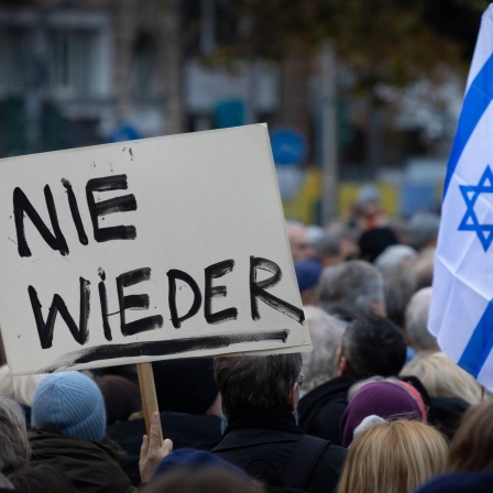 Demonstration gegen Judenhass in Frankfurt am Main NIE WIEDER steht auf einem Plakat.