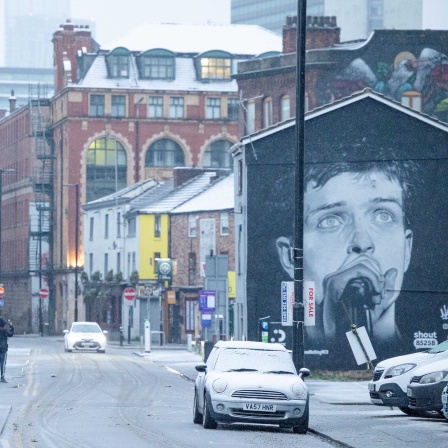 Das Konterfrei von Ian Curtis, Sänger von Joy Division, an einer Wand in Manchester | Bild: picture alliance / NurPhoto | MI News