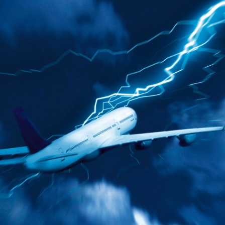 Ein Flugzeug wird von einem Blitz getroffen.