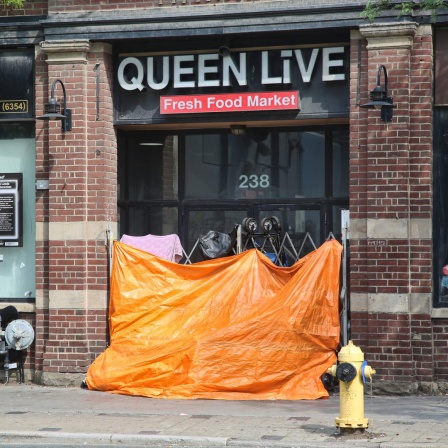 Obdachlosigkeit in Toronto, eine behelfsmäßige Unterkunft eines Obdachlosen an einer belebten Straße in der Innenstadt von Toronto, Ontario, Kanada, 2023.