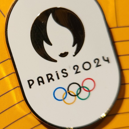 Ein ovaler Sticker mit dem Aufdruck der olympischen Ringe und Paris 2024 