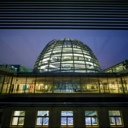 Blick in hell erleuchtete Kuppel auf dem Reichstagsgebäude des Deutschen Bundestages. Berlin, 10.12.2024.