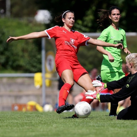 Sanja Holetic (FV Löchgau), Maren Aupperle (Biegelkicker Erdmannhausen), Jessica Welte (Biegelkicker Erdmannhausen) im WfV-Pokalspiel (von links)