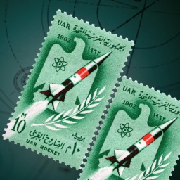 Briefmarken mit Raketen darauf auf grünem Grund