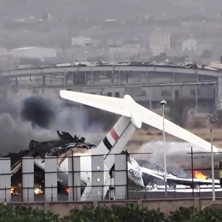 Nach einem isralischen Luftangriff brennt auf dem jemenitischen Flughafen von Sanaa ein Flugzeug.