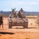 Eine deutsche Panzerhaubitze 2000 fährt auf dem Truppenübungsplatz Pabrade beim multinationalen eFP-Gefechtsverband Litauen auf Position.