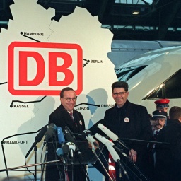 Heinz Dürr (rechts), Vorsitzender der Deutschen Bahn, und Bundesverkehrsminister Matthias Wissmann (CDU) am 10. Januar 1994 in Berlin während der symbolischen Fusion der Bundesbahn (Bundesrepublik) und der Reichsbahn (frühere DDR) zur Deutsche Bahn AG