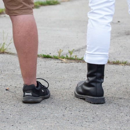 Archiv: Zwei Männer stehen mit markanten Schuhwerk auf dem Areal des Schild und Schwert Festivals