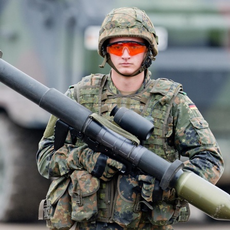 Symbolbild: Ein Bundeswehr-Soldat mit einer Panzerfaust in der Hand
