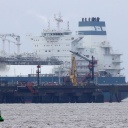 Das schwimmende Terminalschiff Höegh Esperanza speist Gas in die Anbindungspipeline