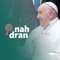 Das Bild zeigt Papst Franziskus, wie er eine Menschenmenge trifft und sie freundlich begrüßt. 