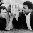 Der Schriftsteller Norman Mailer (links) 1965 beim Armdrücken mit dem Schwergewichtsweltmeister Muhammad Ali .