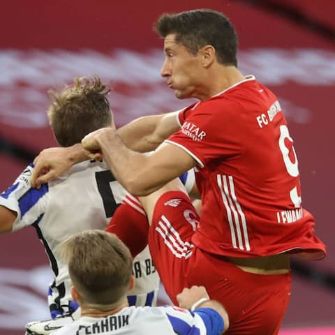 Robert Lewandowski im Zweikampf gegen Niklas Stark (Foto: imago images / Sammy Minkhoff