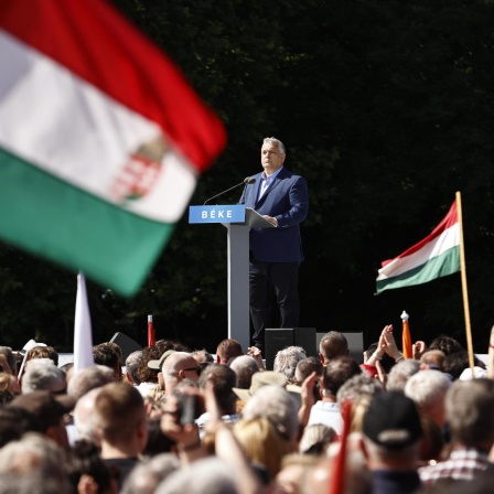 Der ungarische Ministerpräsident Viktor Orban spricht in Budapest zu Anhängern und Mitgliedern der ungarischen Parteien FIDESZ und KDNP. Überall wehen ungarische Fahnen. 