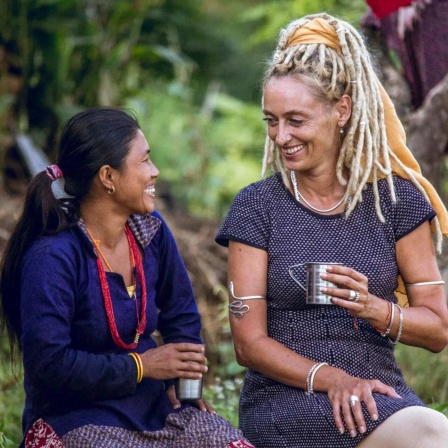 Back-to-Life-Mitgründerin Stella Deetjen (rechts) und eine Frau trinken im Chitwan-Distrikt in Nepal Tee und unterhalten sich. 