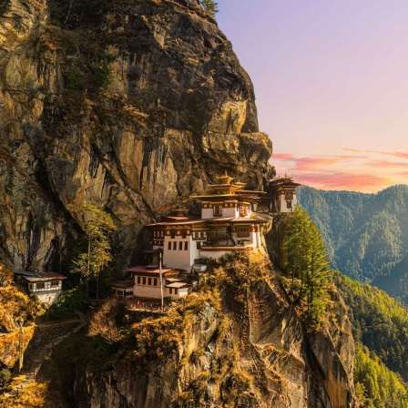 Bhutan, Kloster Taktshang in den Bergen (Bild: picture alliance / Zoonar)