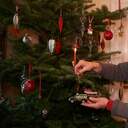 Iris Haver Rassfeld schmückt den Weihnachtsbaum.