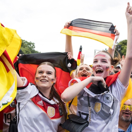 Feiernde Fussballfans auf der Fanzone am Brandenburger Tor während des Viertelfinalspiels Deutschland-Spanien bei der Fussball EM, Berlin, 05.07.2024.