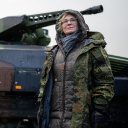 Christine Lambrecht (r, SPD), Verteidigungsministerin, lässt sich bei ihrem Besuch der Panzerlehrbrigade 9 einen Schützenpanzer vom Typ Puma erklären. 