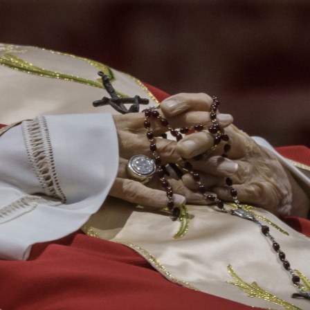 Beetende Hände des verstorbenen Papst Benedikt XVI.
