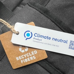 Label an einem Rucksack, der klimaneutral produziert wurde, Foto: dpa/Frank Hoermann/SVEN SIMON