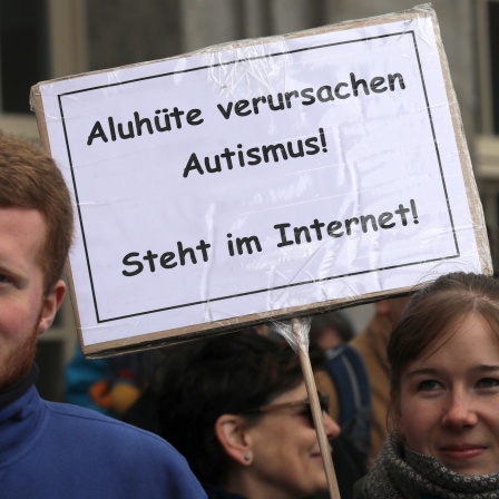 "Aluhüte verursachen Autismus! Steht im Internet" steht auf einem Schild beim «March of Science» am 22.04.2017 in Rostock (Mecklenburg-Vorpommern).