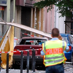 Ein Polizist sichert die Spuren der Explosion in der Keupstraße