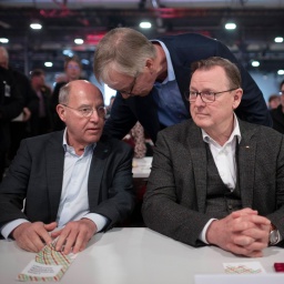 Linken-Politiker Gregor Gysi, Dietmar Bartsch und Bodo Ramelow (v.l.n.r.)  beim Bundesparteitag in Berlin. (Bild: IMAGO/IPON)