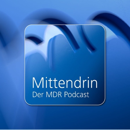 Weißer Text "Mittendrin - Der MDR-Podcast" auf blauem Hintergrund, rechts oben weiße Ecke mit dunkelblauem ARD-Logo.