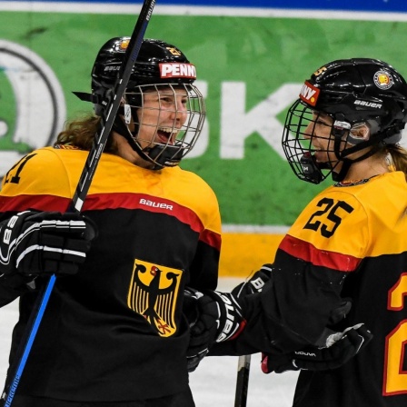 Die deutsche Eishockey-Nationalspielerin Tabea Botthof (li.) und Laura Kluge (re.) 