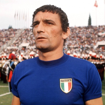 Luigi "Gigi" Riva während der italienischen Nationalhymne bei der Weltmeisterschaftsqualifikation 1972