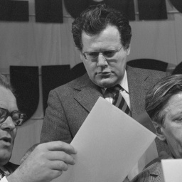 Bundeskanzler Willy Brandt links, SPD-Vorsitzender, und sein Mitarbeiter Günter Guillaume, Referent fuer Parteiangelegenheiten, rechts: Helmut Schmidt, beim SPD-Parteitag vom 10.-14. April 1973 in Hannover, Schwarzweissaufnahme
