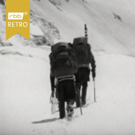 Zwei Bergsteiger im Schnee besteigen einen Berg (Quelle: rbb)