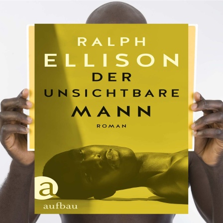Dunkelhäutiger Mann mit Schild + Buchcover Ralph Ellison: Der unsichtbare Mann  © imago+aufbau Verlag