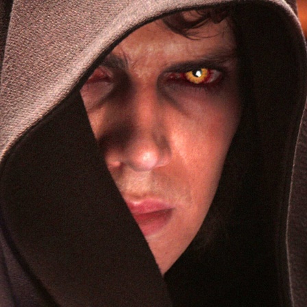 Filmszene aus Star Wars: Episode III - Die Rache der Sith - ein Mann mit Kapuzenpullover und leuchtenden Augen