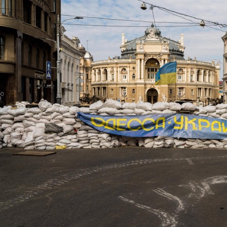 Barrikaden aus Sandsäcken vor dem Opernhaus in Odessa