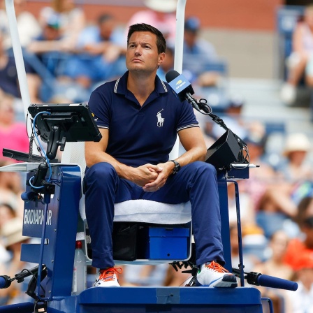 Nico Helwerth, deutscher Grand Slam-Tennis-Schiedsrichter, sitzt auf einem Schiedsrichter-Stuhl am Tennis Court. Als Schiedsrichter ist Nico Helwerth aus deutscher Sicht gesetzt bei den großen Tennis-Turnieren dieser Welt. In SWR1 Leute erzählt er, wie nervenstark ein Schiedsrichter bei den großen Tennis-Turnieren wie der US Open, French Open oder Australian Open sein muss.