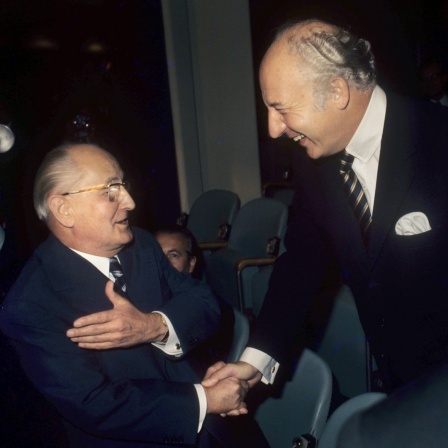 Händedruck zwischen dem Außenminister der DDR Otto Winzer (l) und dem Außenminister der Bundesrepublik Deutschland Walter Scheel während der Aufnahme der DDR und der BRD in die UN. Aufnahme von 18.08.1973.