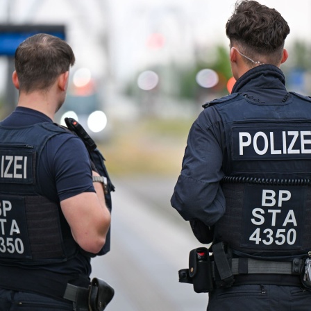 Polizisten an einem Grenzübergang.