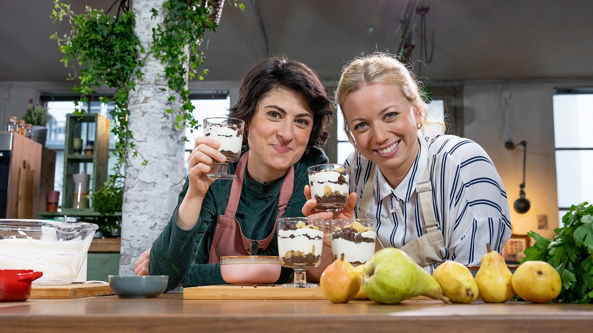 Schmeckt. Immer. Für besondere Anlässe CheesecakeCreme mit Birne im Glas, Koteletts und