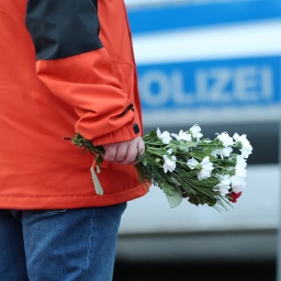 Menschen trauern vor der Johanniskirche für die Opfer von dem Anschlag auf dem Weihnachtsmarkt in Magdeburg.