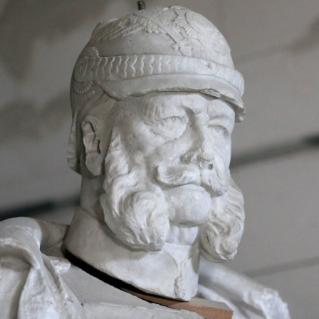 Die aus weißem Marmor gefertigte Kaiser Wilhelm I. Statue steht bei Steinmetz Ralf Schlicht in der Werkstatt.