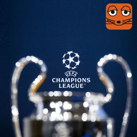 Das Logo der Champions League im Vordergrund, der Pokal unscharf im Hintergrund