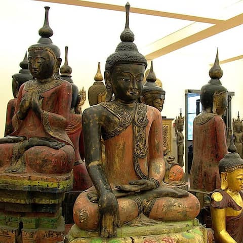 Ausstellungsraum mit überlebensgroßen Buddhafiguren