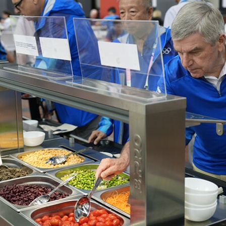 IOC-Präsident Thomas Bach an einem Salatbuffet vor den Olympischen Spielen.