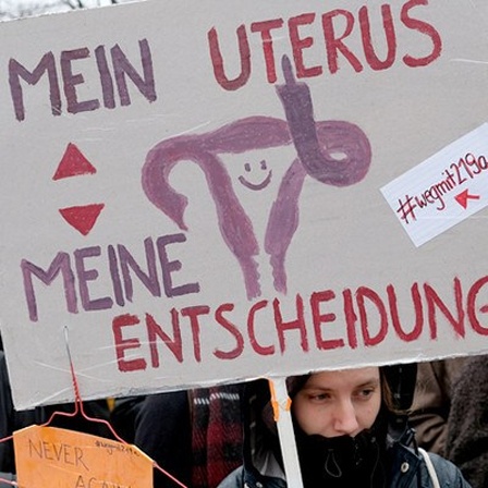 Frauen demonstrieren mit Schildern gegen den Paragrafen 291a.